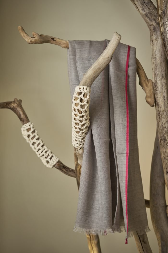 chale-baby-merino-gris-borde-fucsia-a18f2ae9-7b85-46ad-8c8c-1b25efd32340